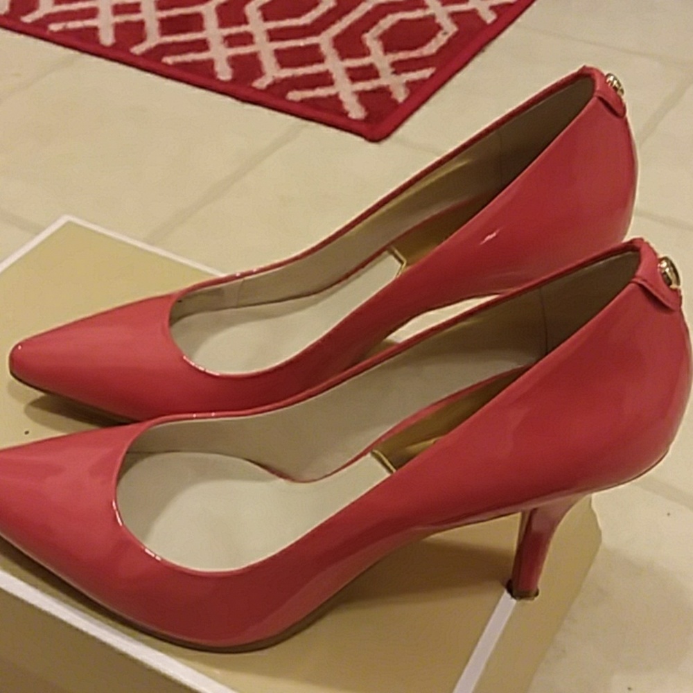 MK patent leather Watermelon color pumps